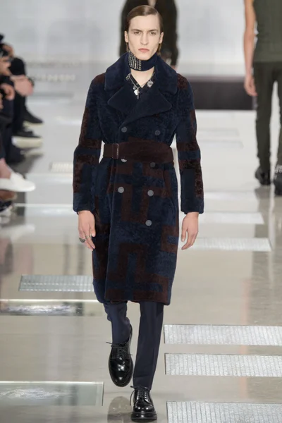 Look 16